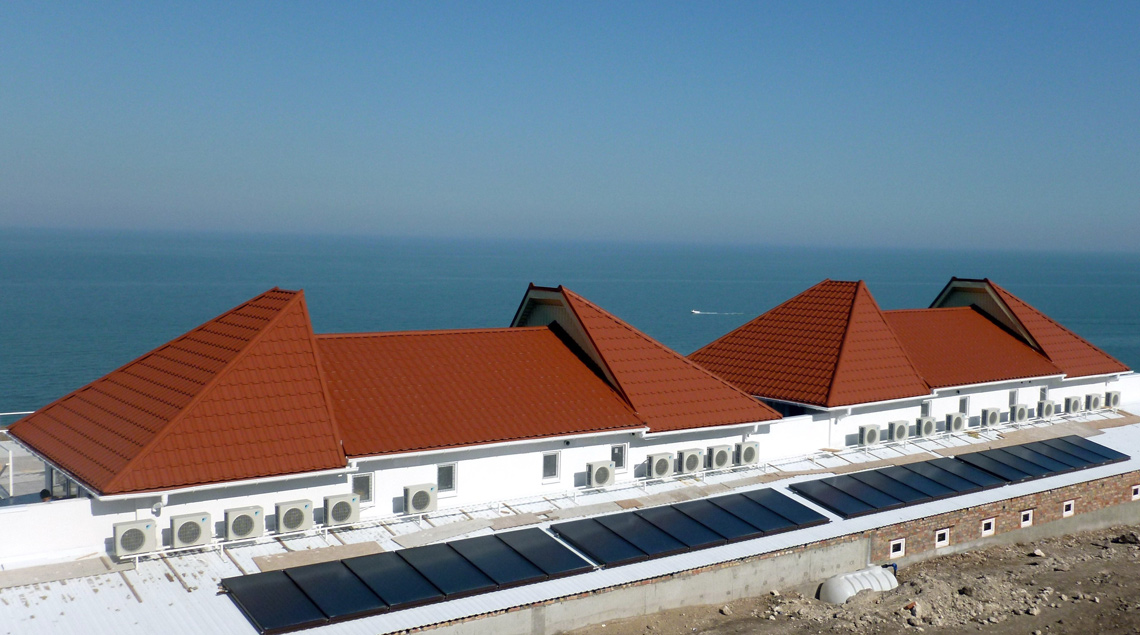 Система крепления для наклонной поверхности позволяет установить солнечные коллекторы на наклонную крышу